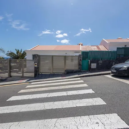 Bungalow playa Águila terraza piscina by Lightbooking *